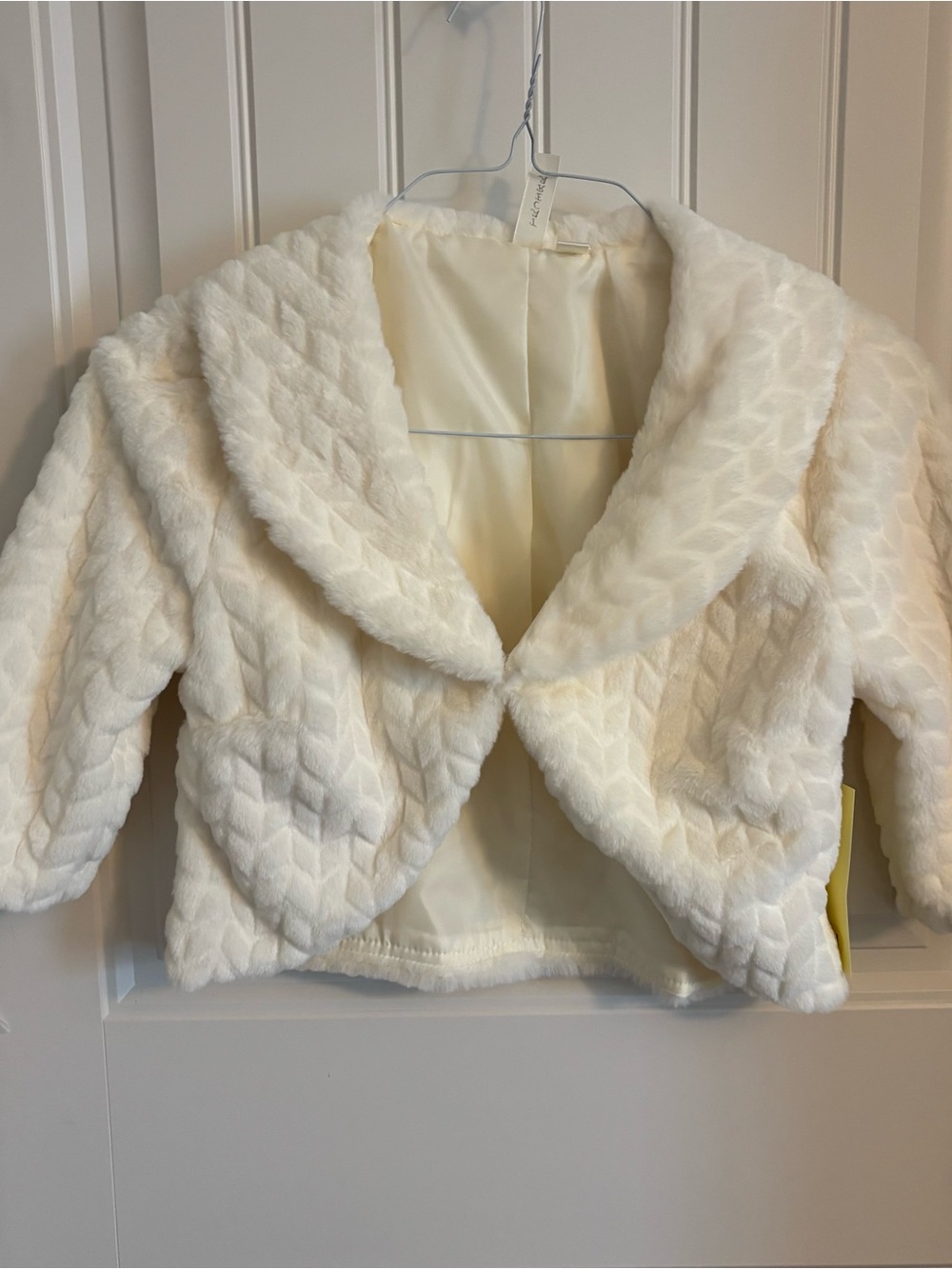 NWT Ivory Faux Fur Cropped Shawl Collar Jacket Size M